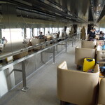 現美新幹線 - 12号車の鏡面ステンレスを通して見る景色