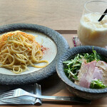 VIVISTYLE カフェと工務店 - オニオンペペロンチーノ、ミックスジュース