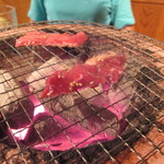 元氣七輪焼肉 牛繁 - 焼いています