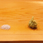 鮨 しゅん輔 - 板には塩と本山葵。この山葵、香りが良い。これだけで日本酒が一合、いけちゃいそう