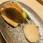 鮨 しゅん輔 - 左は鮟肝。下敷きはキツネです。右は蒸し鮑