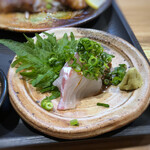 ごはんや 松毬 - 真鯛のお造りゴマダレがけ・・小量ですけれど、お肉が多いのでお味代わりにいいですね。