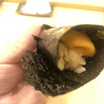鮨 しゅん輔 - バフンウニの手巻き。海苔は千葉のxxx商店ですが、江戸前ではなく有明産です。ウニは海苔との相性が抜群ですね