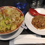 おいらのめん蔵 - 料理写真:もやし豪麺(大)+黒炒飯(ハーフ)