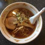 Saika - ラーメン！  ¥560
                        
                        初めての町中華で先ず食うのはラーメン。
                        
                        タンメンとかじゃねーよ。
                        
                        普通の醤油ラーメン。
                        
                        
                        何故か？
                        
                        
                        
                        醤油ラーメンが好きだから。
                        
                        
                        
                        
                        それ以外に理由は無い。
                        
                        