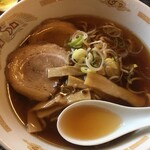 菜香 - ではいただきます   いざ！
            
            
            おぉぉぉう   やけにアブラっ気の無い汁だな。
            
            お味はーーーー
            
            魚介！
            
            町中華でこの味は中々珍しい。
            
            俺は嫌いじゃねーぞ。
            
            
            