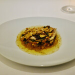 ラ クレリエール - オンブルシュバリエのムニエル　アンズを加えたジロール茸のエチュベ　アーモンドの香り　グルノーブル風（8500円）+10％+10％