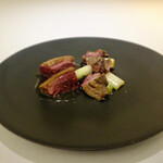 ラ クレリエール - 胸肉と腿肉のグリエ、ペドロヒメネスの黒米添え。