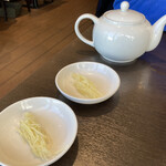 京鼎樓 - お茶と小籠包用の生姜
茶葉は入っておらずタンクからポットに汲んでくれます
生姜は黒酢を入れて