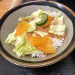 とんかつ 栄ちゃん - とんかつを食べたら衣と漬物をご飯にドーン