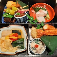 北新地 湯木 新店 - 蓋を開けるだけでときめく！お造里や種類豊富な焼き物、焚合や揚げ物、笹寿司などが詰まった豪華な松花堂弁当