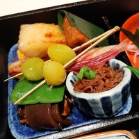 北新地 湯木 新店 - 銀鱈の西京焼きやいわしの山椒煮、風味良いちりめん山椒にパラリとお塩が効いたもっちり銀杏などご飯に合うおかずがズラリ