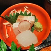 北新地 湯木 新店 - この日のお造りはイカとブリ、ねっとりとろける濃厚な甘味のイカと、肉厚で脂乗りも抜群のブリ、どちらも新鮮！