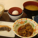 Sukiya - とん汁牛皿鮭納豆朝食(\680)