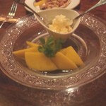 ムルソーセカンドクラブ - マンゴーが未完熟の為、マスカルポーネと蜂蜜をいただく！