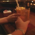 ムルソーセカンドクラブ - 彼女は、ノンアルコールのマンゴーカクテル！乾杯！