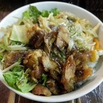 鳥和可 - サラダとつめたい中華丼の具状の物とさめて硬くなった焼き鳥がのったきじ丼