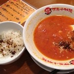 太陽のトマト麺 - ラーリゾ。ランチ時は100円。残りのスープにフライドオニオンやスパイスがかかったご飯をIN。２度おいしー！