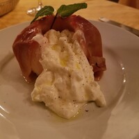 ラ・ビスボッチャ - ブラータチーズと焼きリンゴのサラダ