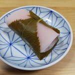 高松屋 - 桜餅。皮の美しさがわかるかしら？