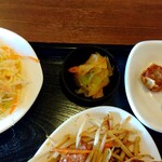 Manfukurou - 副菜の揚げシューマイ、漬物、サラダ。