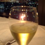スパークリングワイン「フェラーリ」越しに汐留の夜景を一望.JPG