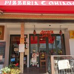 PIZZERIA CHIACCHIERONE - 赤い外観で遠くからもよく目立つ。