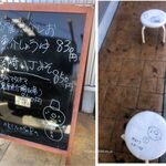 麺屋 あきのそら - 店外待ち椅子もディスタンス配置。麺屋あきのそら(愛知県岡崎市)食彩品館.jp撮影