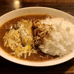 遊酒食堂 宇都宮 - 牛すじカレー2辛チーズトッピング(1,060円)