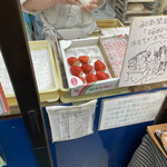 越後鶴屋 - スカイベリーいちご大福の作成風景。おわかりいただけますでしょうか。いちごの大きいこと。そしていちご大福の大きいこと大きいこと。