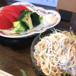 金町製麺 - トマトとブロッコリー400円とスパサラシーチキン300円
