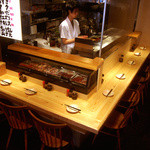 Yotsuya Rebaya - 店内奥には、鶏の香ばしいよい香りが食欲をそそるカウンター席。