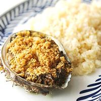 『三陸産活け黒鮑のステーキ・ガーリックライス添え』