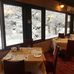 万平ホテル メインダイニングルーム - 窓際のテーブル席へ