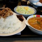 Matsuya - 牛あいがけマッサマンカレー日本昔ばなし盛り／830円＋290円