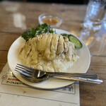Isan Shokudou - ホロホロの鶏肉とニンニクが効いたソース　ブレスケアマストです