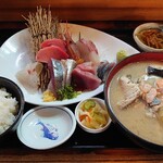 Uoyasu - おまかせ刺身定食、あら汁