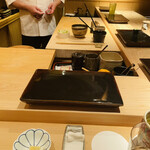 鮨 あらい - 唐津焼の皿　新井さんは足繁く唐津のつく田さんに通われていて....