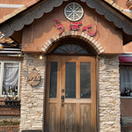 イタリア料理 らぱん - 建物エントランス
            木扉のヤれ具合が歴史を感じさせます。