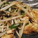 手羽先番長　 - ニラもやし以外に鶏肉も入っており、こちらも美味しかったですね。