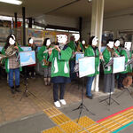 喜八郎 本店 - お下呂駅で見送りの演奏