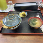 日乃出食堂 - カツ丼！味噌汁、おしんこ付き！