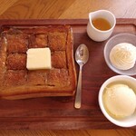 嵜本ベーカリーカフェ 宮崎店 - バニラアイス、生クリーム、レモン蜂蜜が付いてます！