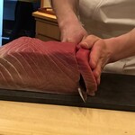 鮨 しゅん輔 - 柵どりです。動画から切り取りました。動画はインスタのraccostar_にアップしています