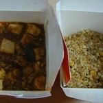 味仙 - 持ち帰りのにんにくチャーハン、麻婆豆腐＠2012年7月