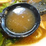 麺屋ひじり - 香味油がまといつき、スープの温度は常に高め