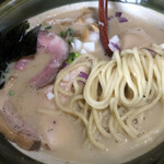らーめんタンポポ - 鶏ペーストスープに麺が絡み合います。