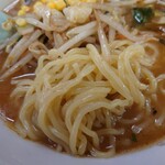 どさん子 - 柔くない、ちょうど良い茹で加減の中細麺。