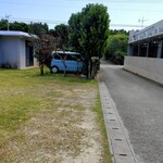 明石食堂 - 店裏手の駐車場