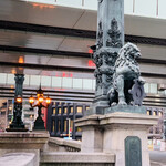 日本橋 蕎ノ字 - ☆ 日本橋の両端に獅子像がある。奈良県の手向山八幡宮にある狛犬などを参考にして製作された。手に抱えているのは東京都の紋章。